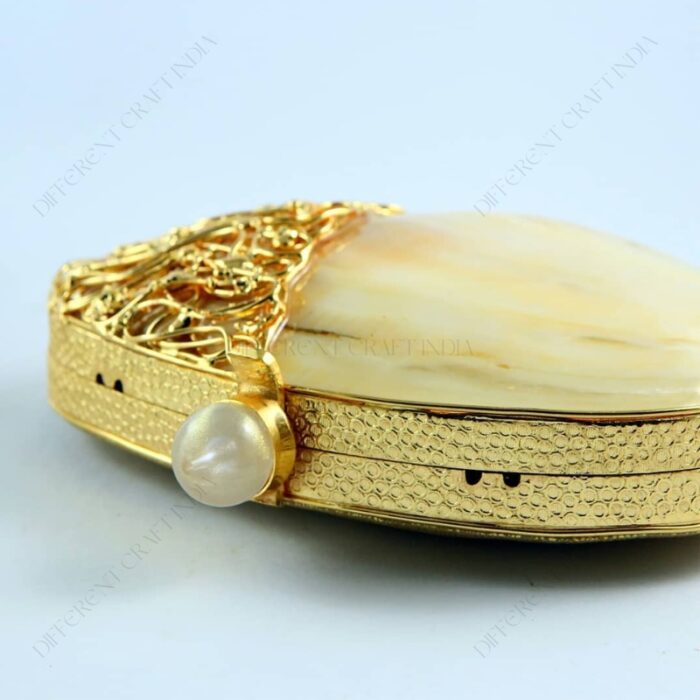 Close up of decorative pearl knob with a small slit for easy opening Clam Seashell Evening Bag